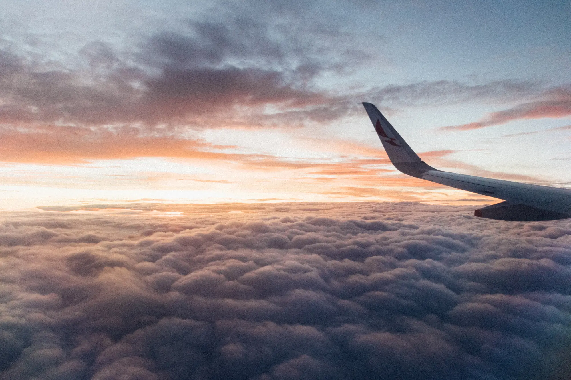 夜明けの空へ向かう飛行機の窓からの景色